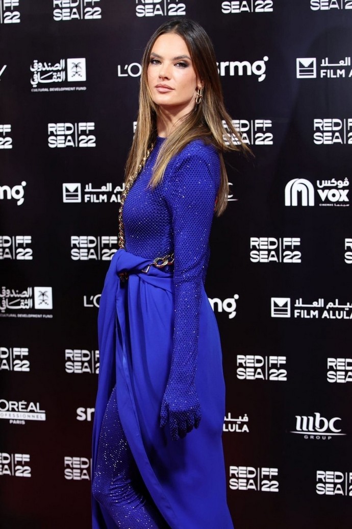 «Крышка от чайника моей бабушки»: Поклонники Шэрон Стоун высмеяли её наряд, в котором актриса появилась на кинофестивале в Саудовской Аравии